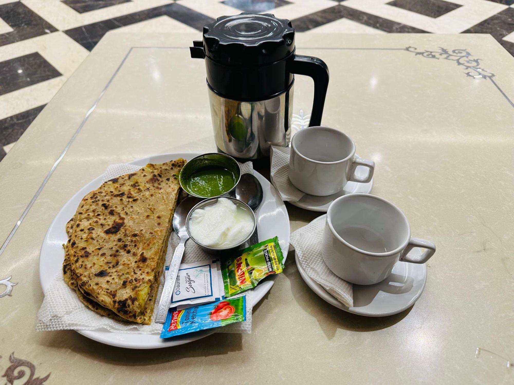 Chowdhry Tourist Lodge - New Delhi Railway Station - 2 Minutes Walk Eksteriør bilde