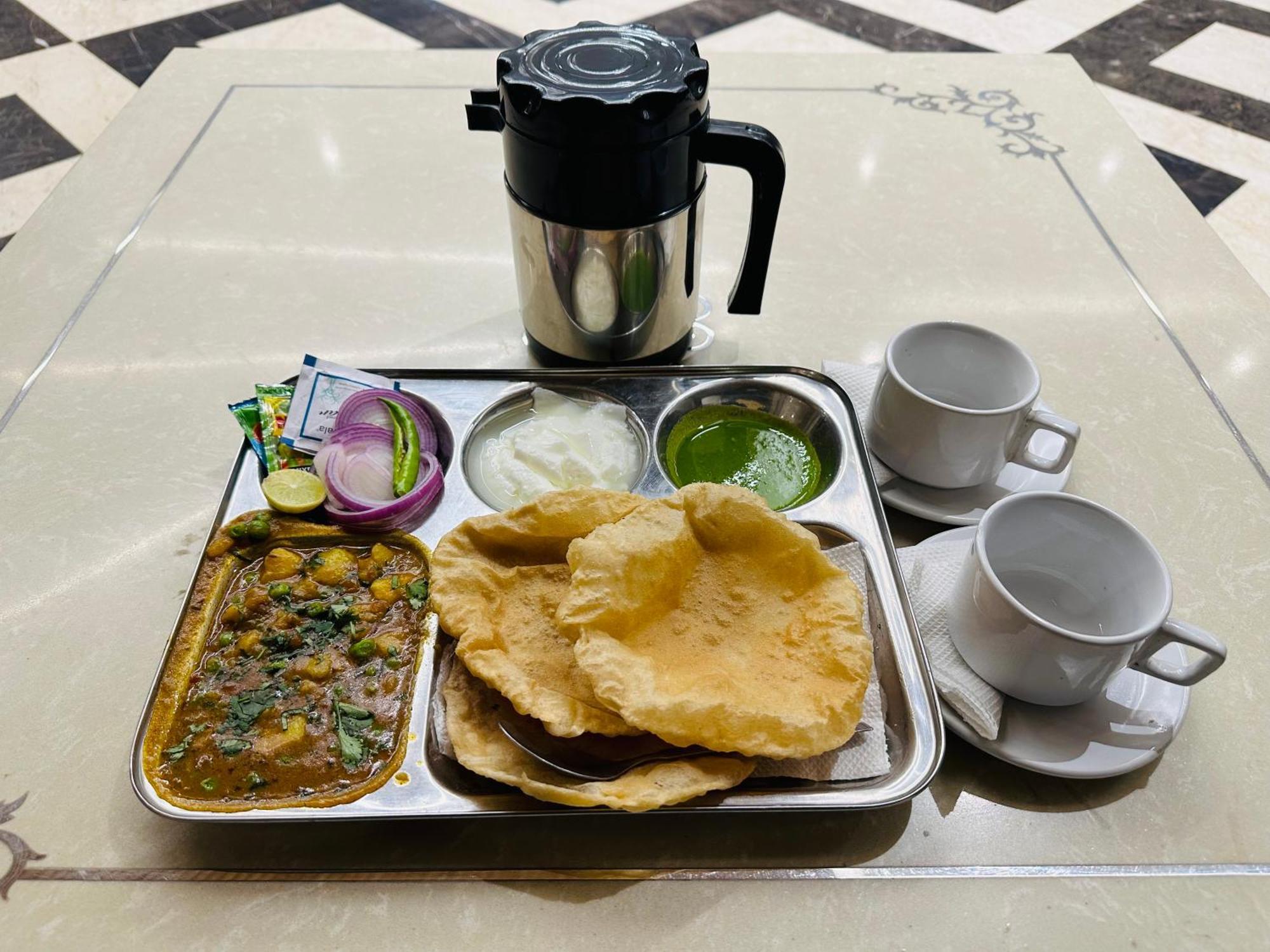 Chowdhry Tourist Lodge - New Delhi Railway Station - 2 Minutes Walk Eksteriør bilde