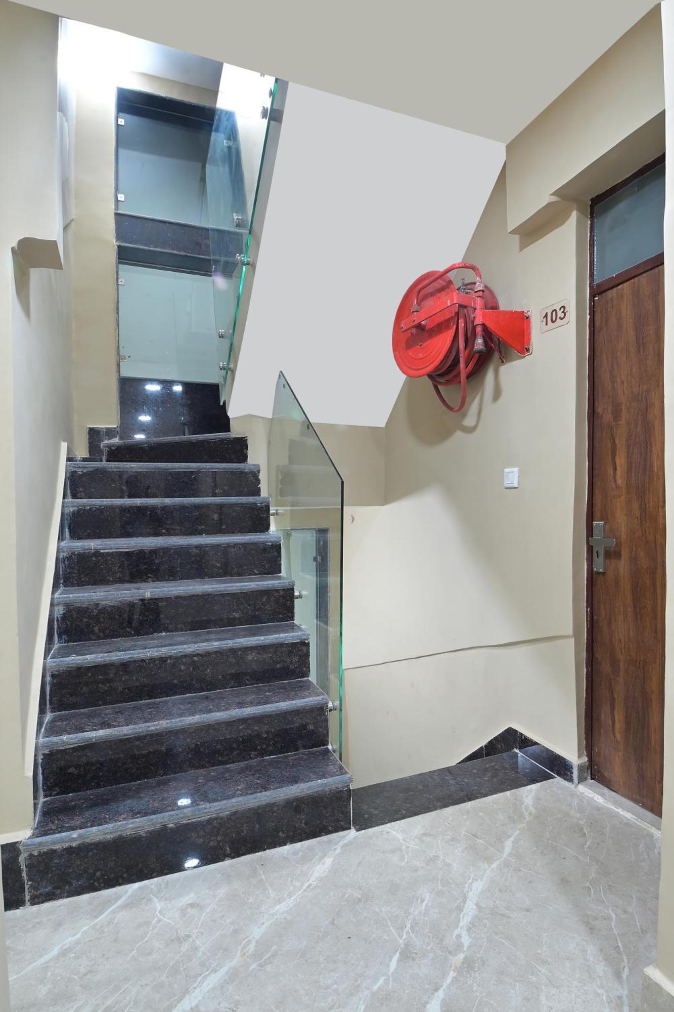 Chowdhry Tourist Lodge - New Delhi Railway Station - 2 Minutes Walk Eksteriør bilde